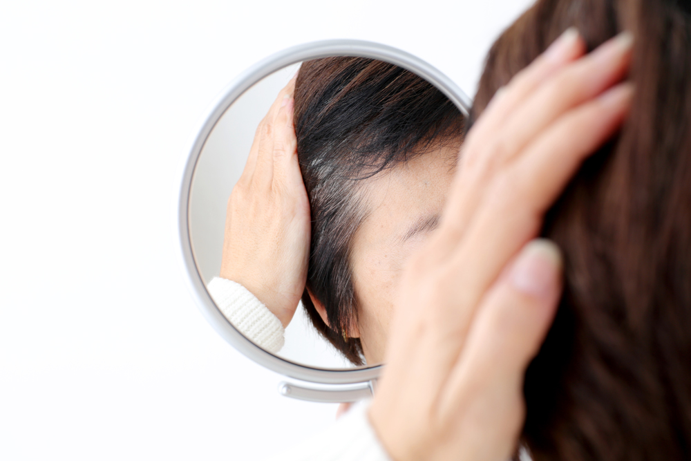 白髪を染めたい!髪が染まる仕組みとカラー剤使用時の注意点をご紹介