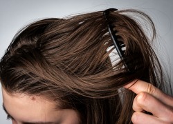 髪の脂っぽさはなぜ起こる？頭皮の皮脂トラブルの原因と対処法を詳しく解説